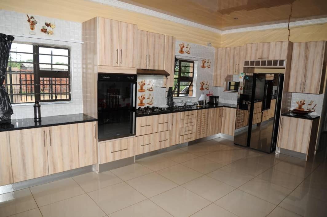 Pillacol Guest House Вікторія-Фоллс Екстер'єр фото